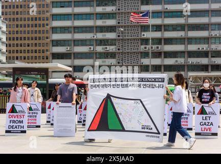 Seoul, Südkorea. Mai 2024. Pro-palästinensische Universitätsstudenten halten während einer Kundgebung Schilder auf, um ein Ende der Niederschlagung der Demonstranten bei Kundgebungen für Palästinenser auf dem Campus der US-Universitäten in der Nähe der US-Botschaft in Seoul zu fordern. Quelle: SOPA Images Limited/Alamy Live News Stockfoto