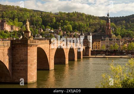 Alte Brucke, Heidelbergs alte Brücke über einen breiten Fluss, Deutschland, bden Württenberg, Deutschland, Europa Stockfoto