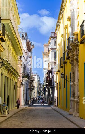 Typisch schmale Straße im historischen Havanna, Kuba. Stockfoto