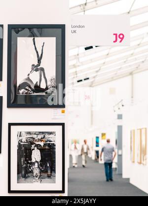 Fotografie im Rahmen an der Wand auf der Kunstmesse. Stockfoto