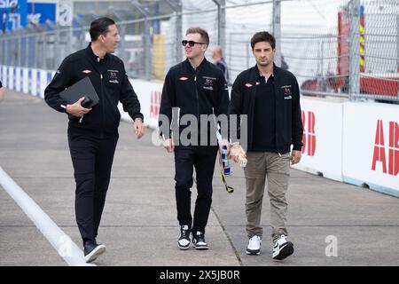 Berlin, Deutschland. Mai 2024. 10/2024 – James Barclay, Teamleiter, Jaguar TCS Racing, Nick Cassidy, Jaguar TCS Racing, und Mitch Evans, Jaguar TCS Racing, läuft während der Formel E Runde 9 – Berlin E-Prix in Berlin, Deutschland. (Foto: Simon Galloway/Motorsport Images/SIPA USA) Credit: SIPA USA/Alamy Live News Stockfoto