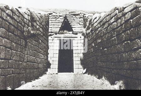 Eingang zum Kuppelgrab, genannt die Schatzkammer von Atreus. Fotografien aus der ersten Hälfte des 20. Jahrhunderts. Stockfoto