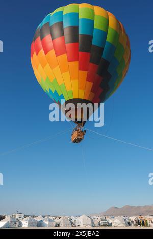 Lebhafte Hot Air Balloon Festival Szene in Wüstenhimmel Stockfoto