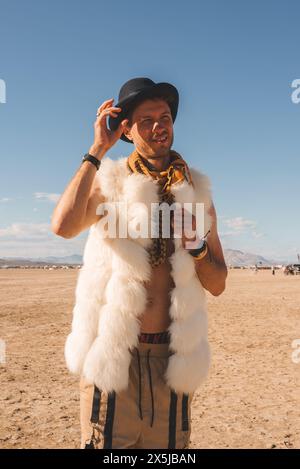 Man in Desert Setting beim Musikfestival, Creative Fashion, Clear Sky Stockfoto