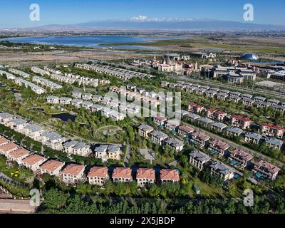 Wujiaqu. Mai 2024. Ein Luftbild der Drohne vom 9. Mai 2024 zeigt eine Stadtansicht von Wujiaqu, der autonomen Region Xinjiang Uygur im Nordwesten Chinas. In den letzten Jahren hat Wujiaqu, eine nationale Gartenstadt in der autonomen Region Xinjiang Uygur im Nordwesten Chinas, große Anstrengungen unternommen, um Ökologieprojekte zu fördern und die ökologische Umwelt zu optimieren. Bis Ende 2023 besaß Wujiaqu über 15.700 mu (etwa 1.046,7 Hektar) städtischer Grünflächen mit einer Grünflächenabdeckung von mehr als 45 Prozent. Quelle: Hu Huhu/Xinhua/Alamy Live News Stockfoto