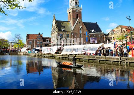 Niederlande, Nordholland, Alkmaar. Traditionelle niederländische Kanalstadt und Käsemarkt am Waagplein. Käse im handgepaddelten Boot. (Nur Für Redaktionelle Zwecke) Stockfoto