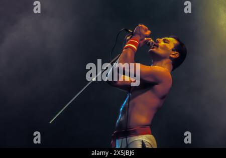 DER VERSTORBENE FREDDY MERCURY MIT DER BAND QUEEN SANG BEI EINEM KONZERT IN LONDON, ENGLAND, GROSSBRITANNIEN Stockfoto