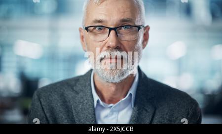 Porträt eines erfolgreichen mittelalten bärtigen Mannes, der die Kamera ansieht und lächelt. Gutaussehender Geschäftsmann, Der Jacke Trägt Und Spaß Hat. Nahaufnahme Stockfoto