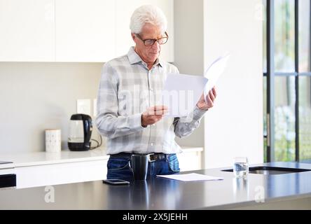 Senior, Mann und pensioniert mit Papierkram im Haus, Finanzbudget und Hypotheken, Rechnungen und Steuern, Lesen und Konto für Immobilienkredite. Ältere Menschen, Personen und Stockfoto