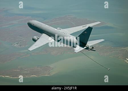 Ein KC-46A Pegasus vom 412. Testflügel der US Air Force führt Tanker-Empfänger-Tankbetankungskompatibilitätstests mit einem E-2D Advanced Hawke durch Stockfoto