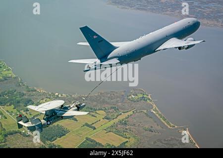 Ein KC-46A Pegasus vom 412. Testflügel der US Air Force führt Tanker-Empfänger-Tankbetankungskompatibilitätstests mit einem E-2D Advanced Hawke durch Stockfoto