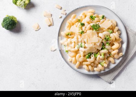 Hausgemachte Cavatappi Alfredo Pasta mit Brokkoli auf weißem Hintergrund, Draufsicht, Kopierraum. Cremige vegane Pasta mit Brokkoli und Parmesan. Stockfoto