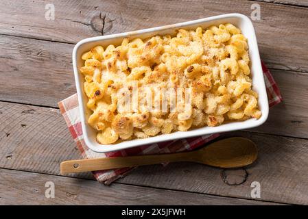 Traditioneller südlicher Mac und Käse mit Brotkrumen auf hölzernem Hintergrund, Blick von oben. Hausgemachter Käse- und cremiger Nudelauflauf mit Fleisch. Stockfoto