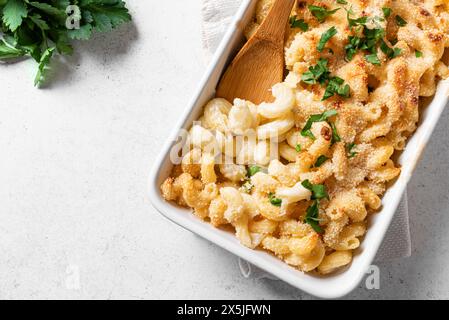 Mac und Käse mit Brotkrumen Backofen auf weißem Hintergrund, Draufsicht, Kopierraum. Traditionelle amerikanische Mahlzeit, cremige Makkaroni-Pasta und Käsesauce Stockfoto