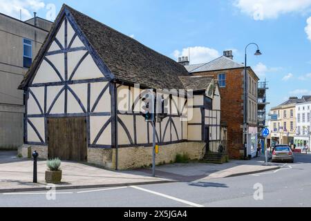 Die historische Yelde Hall in Chippenham, Wiltshire, England, ist ein denkmalgeschütztes Gebäude. Es steht am Marktplatz und geht auf die Zeit vor 1580 zurück Stockfoto