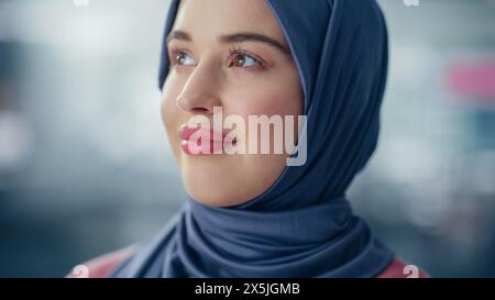 Nahaufnahme Porträt einer muslimischen Geschäftsfrau, die Hijab trägt, sieht nachdenklich weit weg und lächelt. Schöne Frau Mit Traditionellem Kopftuch. Erfolgreiche Befähigte Arabische Frau. Stockfoto