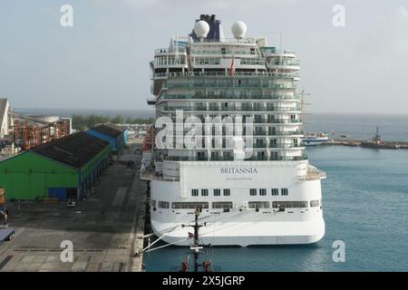 Der hintere Teil des Britannia Kreuzfahrtschiffs, ein Passagierschiff der Royal-Klasse, liegt in Bridgetown, Barbados. Stockfoto