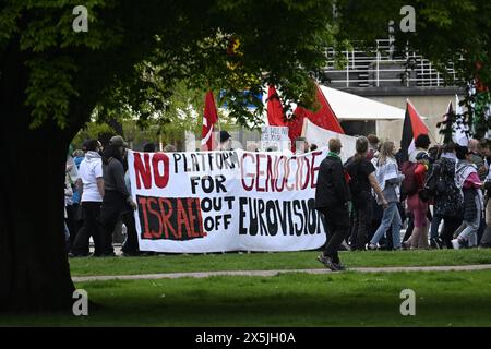 Demonstranten während der Stop Israel Demonstration zwischen Stortorget und Mölleplatsen in Malmö, Schweden, Donnerstag, 09. Mai 2024. Die Stop Israel Demonstration wird voraussichtlich über 20.000 Teilnehmer anziehen und zielt auf die Teilnahme Israels an der 68. Ausgabe des Eurovision Song Contests (ESC) in der Malmö Arena ab. Foto: Johan Nilsson/TT/Code 50090 Credit: TT News Agency/Alamy Live News Stockfoto