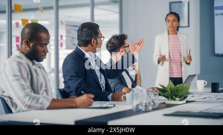 Diversity Modern Office: Schwarze Geschäftsfrau leitet Geschäftstreffen mit Managern, spricht, erklärt Statistiken, verwendet Präsentationsfernsehen mit Diagrammen, Big Data. Digitale Unternehmer arbeiten am eCommerce-Projekt Stockfoto