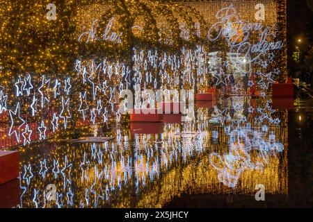 Farbenfrohe Weihnachtssternbeleuchtung, Nizza, Cote d'Azur, Frankreich. Buoni Calena bedeutet auf Französisch frohe Weihnachten Stockfoto