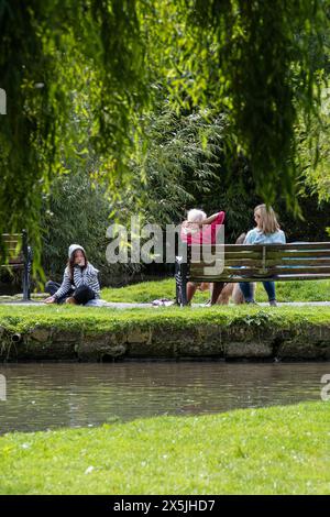 Menschen, die sich in den Trenance Gardens in Newquay in Cornwall in Großbritannien entspannen. Stockfoto