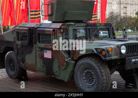 Moskau, Russland. Mai 2024. Die militärische Ausrüstung, die von russischen Soldaten in der Zone der russischen Spezialoperation gefangen genommen wurde, ist auf dem Moskauer Poklonnaja-Hügel zu sehen. Die Ausstellung des russischen Verteidigungsministeriums mit über 30 militärischen Gegenständen wird im Mai im Victory Park eröffnet Stockfoto