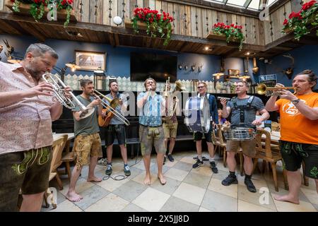 München, Deutschland. Mai 2024. Die Musikgruppe LaBrassBanda präsentiert ihre neue Single Goaßnmaß während einer kleinen Nachmittagstour durch die Münchner Pubs Credit: Peter Kneffel/dpa/Alamy Live News Stockfoto