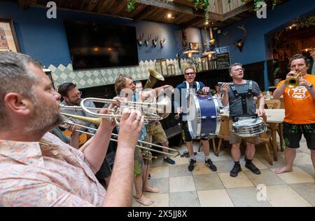 München, Deutschland. Mai 2024. Die Musikgruppe LaBrassBanda präsentiert ihre neue Single Goaßnmaß während einer kleinen Nachmittagstour durch die Münchner Pubs Credit: Peter Kneffel/dpa/Alamy Live News Stockfoto