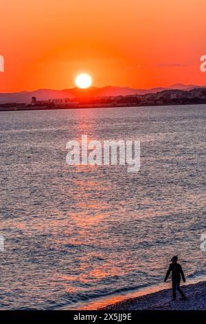 Menschen beobachten Sun Go Down Beach Reflexion Mittelmeer Küste Küste Küste Küste, Nizza, Cote d'Azur, Frankreich Stockfoto