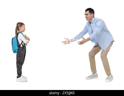 Vater trifft seine Tochter nach der Schule auf weißem Hintergrund Stockfoto