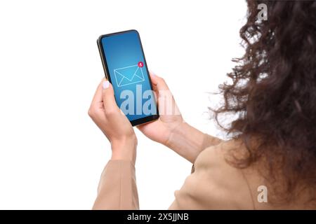 Benachrichtigung über neue Nachricht. Frau mit Handy auf weißem Hintergrund, Nahaufnahme Stockfoto