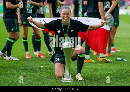 Köln, Deutschland. Mai 2024. Köln, 9. Mai 2024: Ewa Pajor (9 Wolfsburg) feiert und posiert mit der Trophäe nach ihrem Sieg beim DFB-Cup-Endspiel zwischen dem FC Bayern München und dem VfL Wolfsburg im RheinEnergieStadion in Köln. (Daniela Porcelli/SPP) Credit: SPP Sport Press Photo. /Alamy Live News Stockfoto