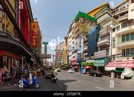 Ein Bild der geschäftigen Yaowarat Road in Chinatown von Bangkok. Stockfoto