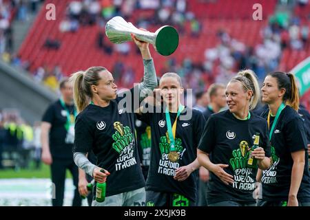 Köln, Deutschland. Mai 2024. Köln, 9. Mai 2024: Torhüterin Lisa Schmitz (22 Wolfsburg) posiert mit der Trophäe nach ihrem Sieg beim DFB-Cup-Endspiel zwischen dem FC Bayern München und dem VfL Wolfsburg im RheinEnergieStadion in Köln. (Daniela Porcelli/SPP) Credit: SPP Sport Press Photo. /Alamy Live News Stockfoto