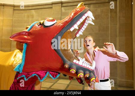 Edinburgh , Vereinigtes Königreich. 10. Mai 2024: Song Dynastie --Beast-- von Rae-Yen Song. Die RSA Annual Exhibition bietet heute im 198. Jahr eine Plattform für zeitgenössische Malerei, Skulptur, Film, Druckerei, Fotografie und Installation sowie Arbeiten einiger führender Architekten des Landes. Die Ausstellung ist vom 11. Mai bis 16. Juni 2024 in der Royal Scottish Academy on the Mound in Edinburgh zu sehen. Quelle: Rich Dyson/Alamy Live News Stockfoto