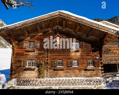 Dorf Gerstruben eine denkmalgeschützte Sammlung alter Bauernhäuser aus dem 15. Und 16. Jahrhundert. Die Allgauer Alpen bei Oberstdorf im Winter in Bayern. (Nur Für Redaktionelle Zwecke) Stockfoto