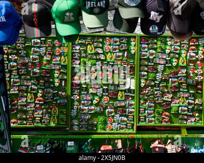 Irische Souvenirs zum Verkauf an einem Marktstand am College Green im Stadtzentrum von Dublin, Irland. Stockfoto