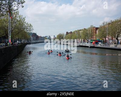 Eine Gruppe Kanu auf dem Fluss Liffey im Zentrum von Dublin, Irland. Stockfoto