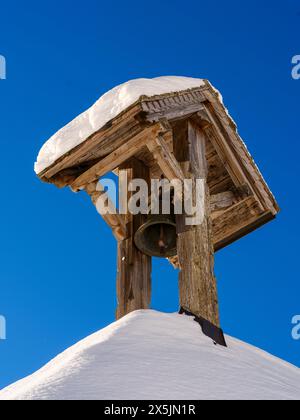 Die Kapelle im Dorf Gerstruben ist eine denkmalgeschützte Sammlung alter Bauernhäuser aus dem 15. Und 16. Jahrhundert. Die Allgauer Alpen bei Oberstdorf im Winter in Bayern. Stockfoto