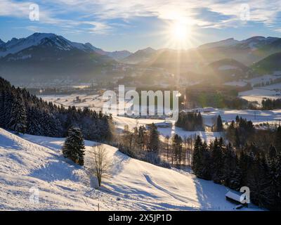 Sonnenuntergang über dem Tal der Iller, Blick in Richtung Mt. Hoher Ifen das Kleinwalsertal in Österreich. Die Allgauer Alpen bei Oberstdorf im Winter in Bayern. Stockfoto