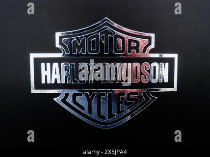 Eging Am See, Deutschland. Mai 2024. Silbernes Harley-Davidson-Logo auf schwarzem Hintergrund. Eine traditionelle Ausstellung amerikanischer Oldtimer begann im Unterhaltungskomplex Pullman City in Eging-am-See, Deutschland. Traditionell nehmen an dieser Show Autobegeisterte aus Deutschland, Österreich und der Schweiz Teil. In diesem Jahr wurde zum ersten Mal ein seltenes US-Auto aus der Ukraine vorgestellt. (Foto: Igor Golovniov/SOPA Images/SIPA USA) Credit: SIPA USA/Alamy Live News Stockfoto