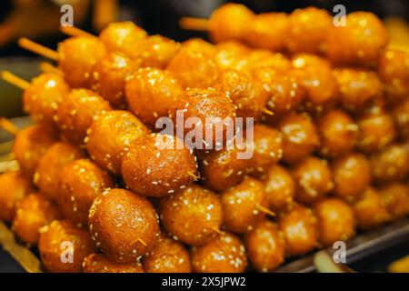 Frittierte Sesam süße Reiskugelspieße - Tang You Guo Zi - Sichuan-Snack Stockfoto