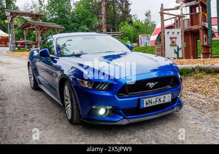 Eging Am See, Deutschland. Mai 2024. Ford Mustang GT sechste Generation nach der Neugestaltung mit einem 5,0-Motor. Die sechste Generation des Mustang wurde 2013 eingeführt und am 14. September 2022 wurde die siebte Generation des legendären Autos vorgestellt. Eine traditionelle Ausstellung amerikanischer Oldtimer begann im Unterhaltungskomplex Pullman City in Eging-am-See, Deutschland. Traditionell nehmen an dieser Show Autobegeisterte aus Deutschland, Österreich und der Schweiz Teil. In diesem Jahr wurde zum ersten Mal ein seltenes US-Auto aus der Ukraine vorgestellt. Quelle: SOPA Images Limited/Alamy Live News Stockfoto