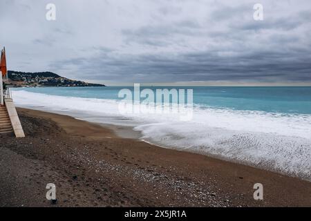 Strände von Nizza direkt nach dem Sturm, mit Sand bedeckt Stockfoto