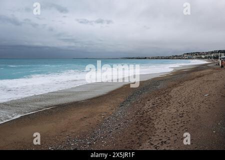 Strände von Nizza direkt nach dem Sturm, mit Sand bedeckt Stockfoto