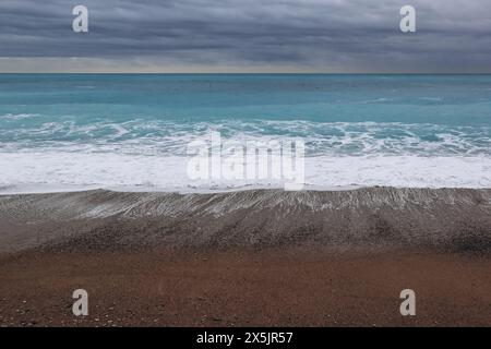 Strände von Nizza direkt nach dem Sturm, mit Sand bedeckt Stockfoto