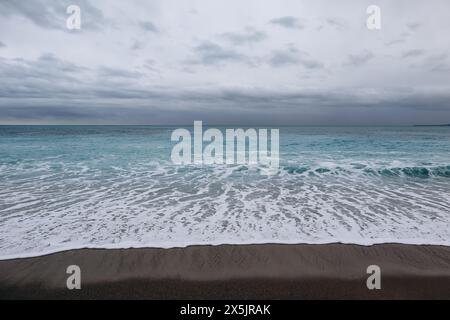 Strände von Nizza direkt nach dem Sturm, mit Sand bedeckt Stockfoto