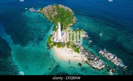 Luftaufnahme des Old Indie Lighthouse, Lengkuas Island, Belitung Island vor der Küste von Sumatra, Indonesien, Südostasien, Asien Copyright: MichaelxRunkel 1 Stockfoto