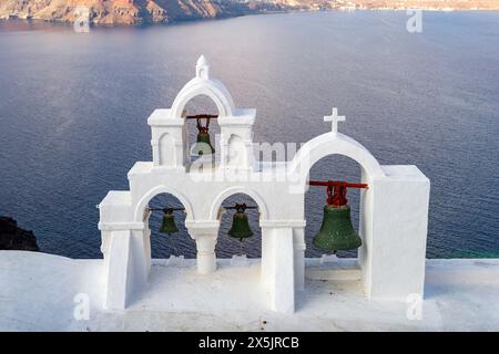 Griechenland, Santorini, Oia. Blick über das Dach einer Kirche auf der Insel Santorin. Stockfoto