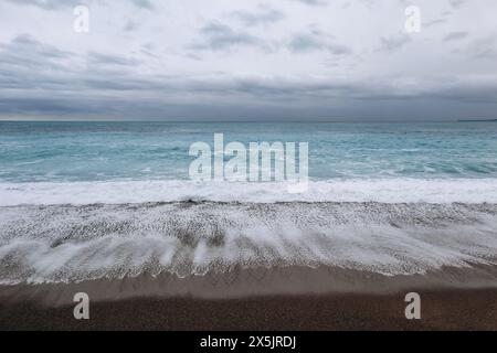 Strände von Nizza direkt nach dem Sturm, mit Sand bedeckt Stockfoto